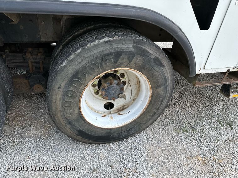 image for item MB9676 2002 International 4900  bucket truck