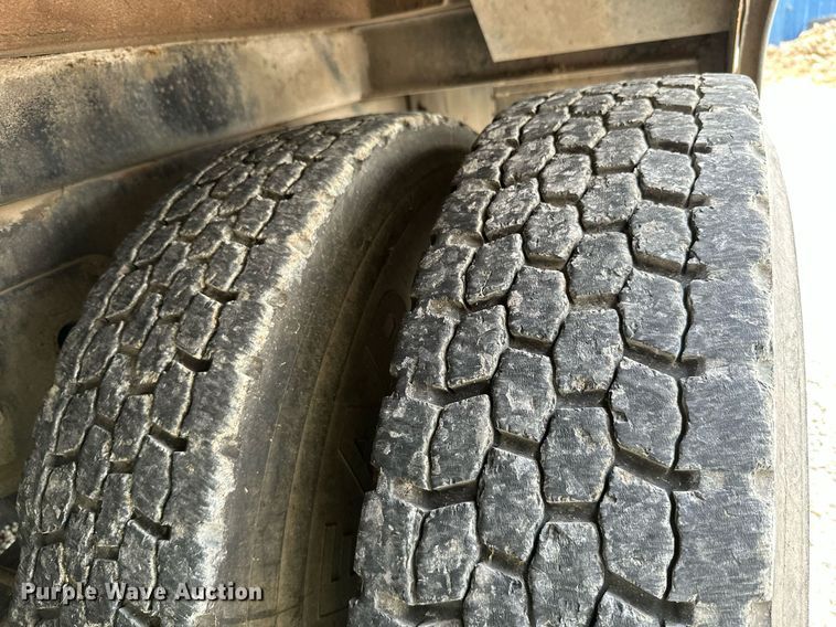 image for item MB9676 2002 International 4900  bucket truck