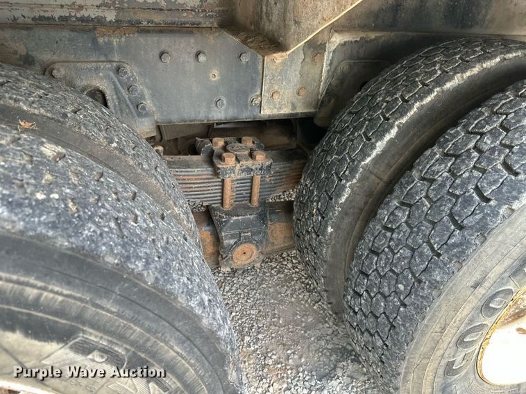 image for item MB9676 2002 International 4900  bucket truck