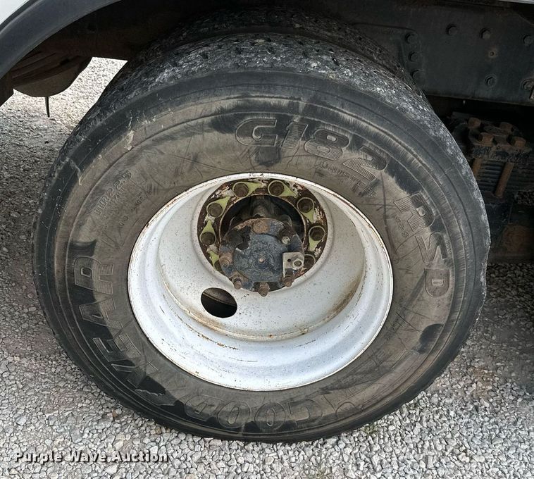 image for item MB9676 2002 International 4900  bucket truck