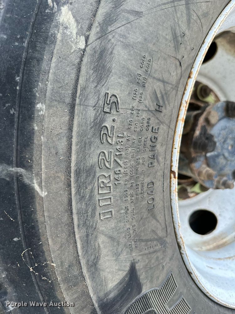 image for item MB9676 2002 International 4900  bucket truck