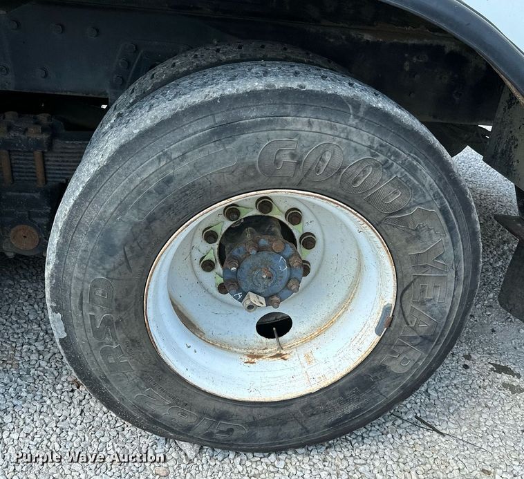 image for item MB9676 2002 International 4900  bucket truck