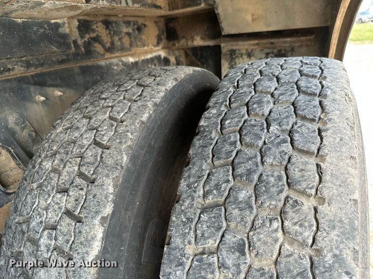 image for item MB9676 2002 International 4900  bucket truck