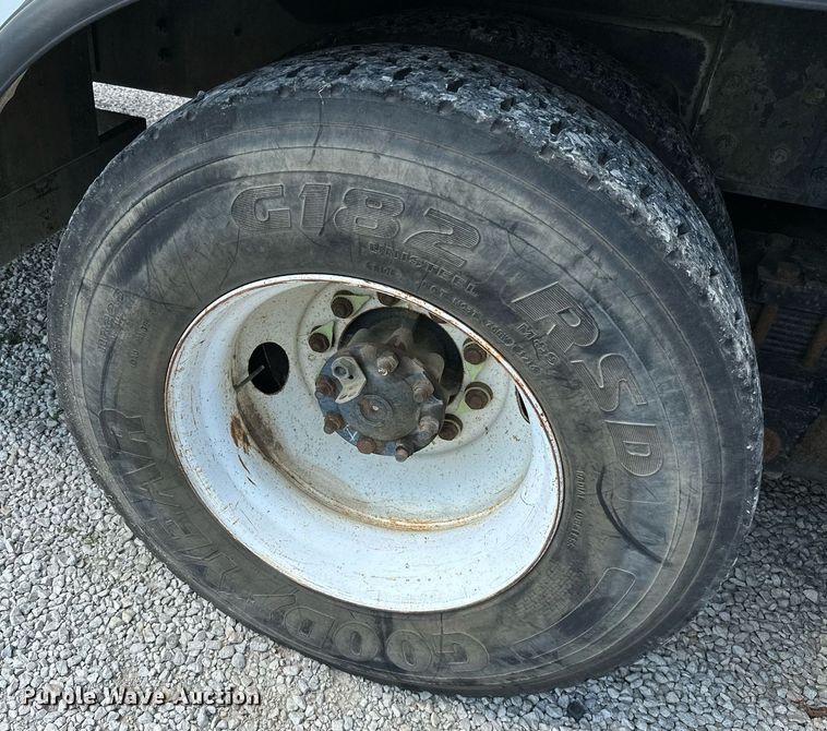 image for item MB9676 2002 International 4900  bucket truck