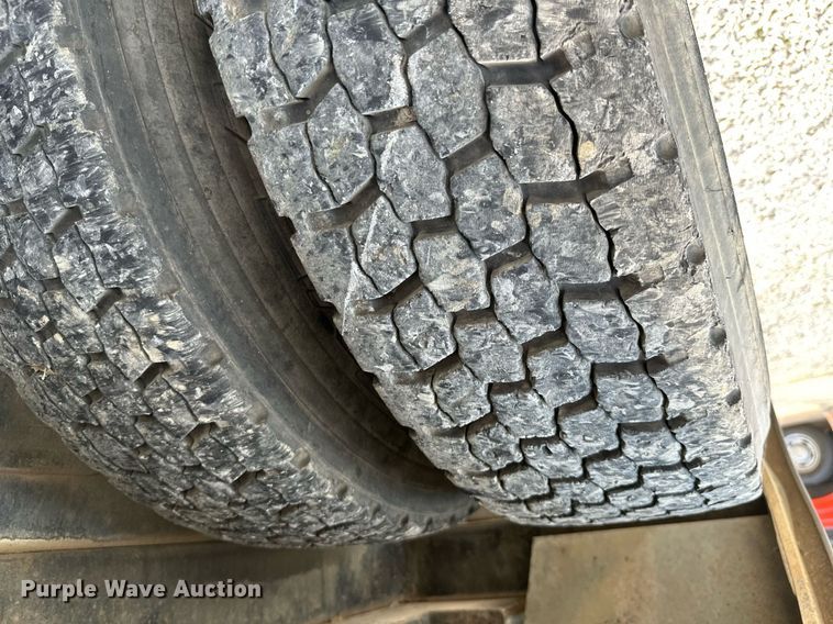 image for item MB9676 2002 International 4900  bucket truck