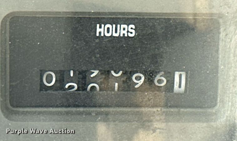 image for item MB9676 2002 International 4900  bucket truck