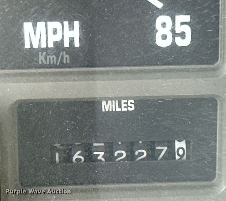 image for item MB9676 2002 International 4900  bucket truck