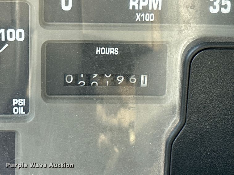 image for item MB9676 2002 International 4900  bucket truck