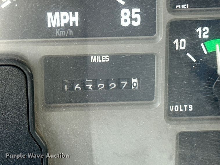 image for item MB9676 2002 International 4900  bucket truck