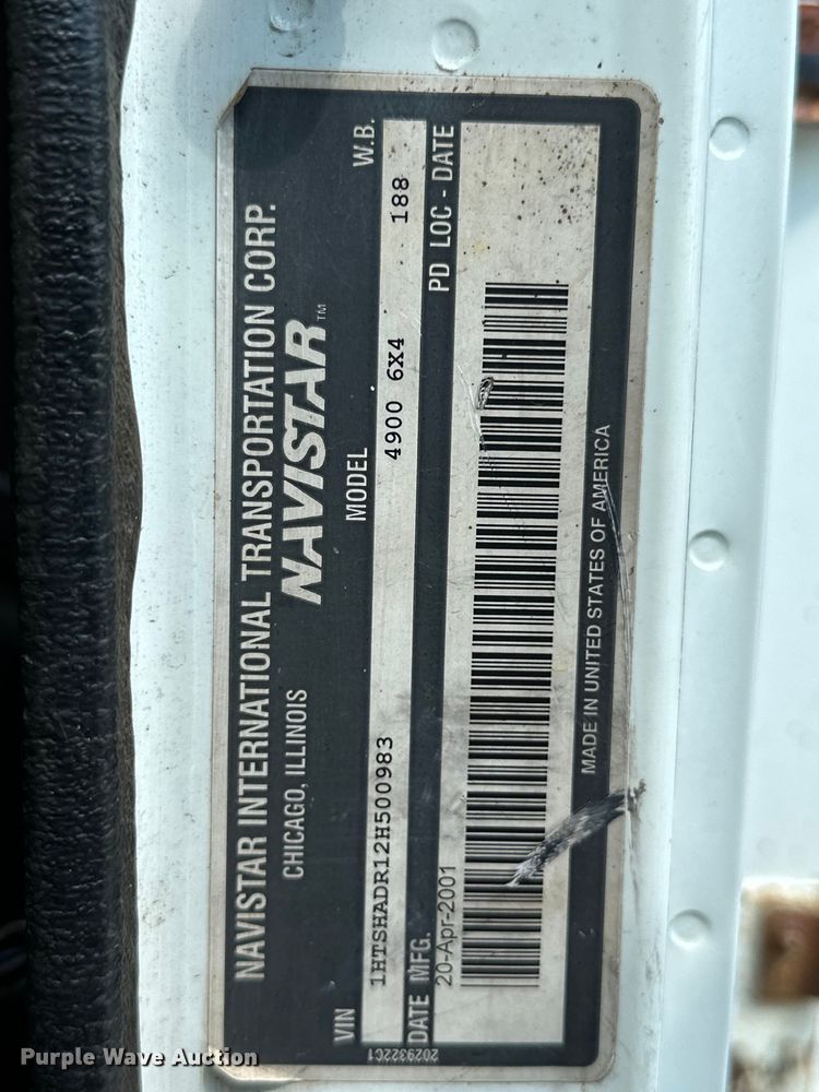 image for item MB9676 2002 International 4900  bucket truck