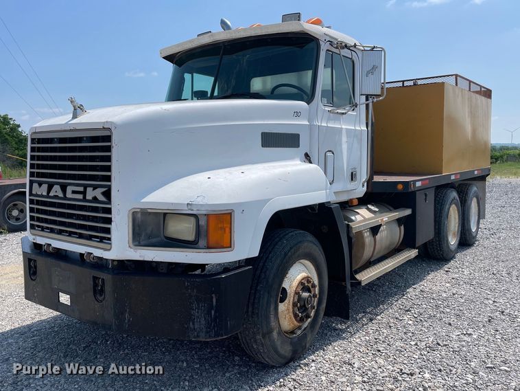 image for item NB9061 1993 Mack CH613  flatbed truck