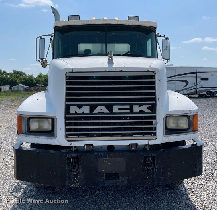 image for item NB9061 1993 Mack CH613  flatbed truck