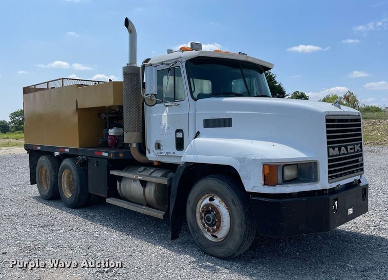 image for item NB9061 1993 Mack CH613  flatbed truck