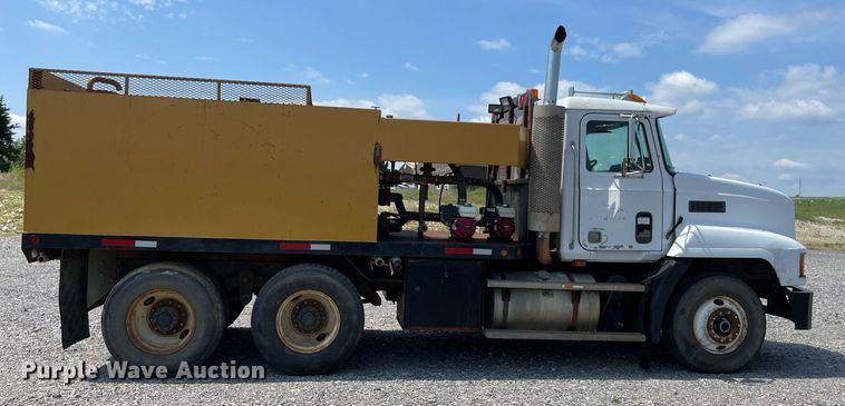 image for item NB9061 1993 Mack CH613  flatbed truck