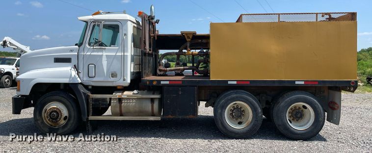 image for item NB9061 1993 Mack CH613  flatbed truck