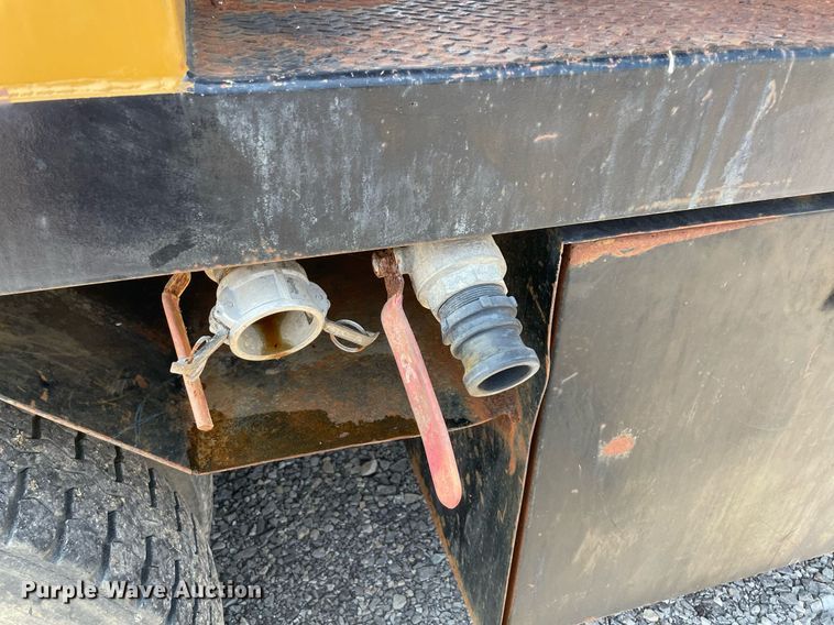 image for item NB9061 1993 Mack CH613  flatbed truck