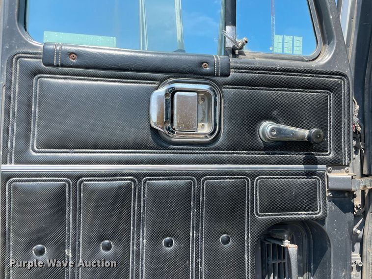 image for item NB9061 1993 Mack CH613  flatbed truck