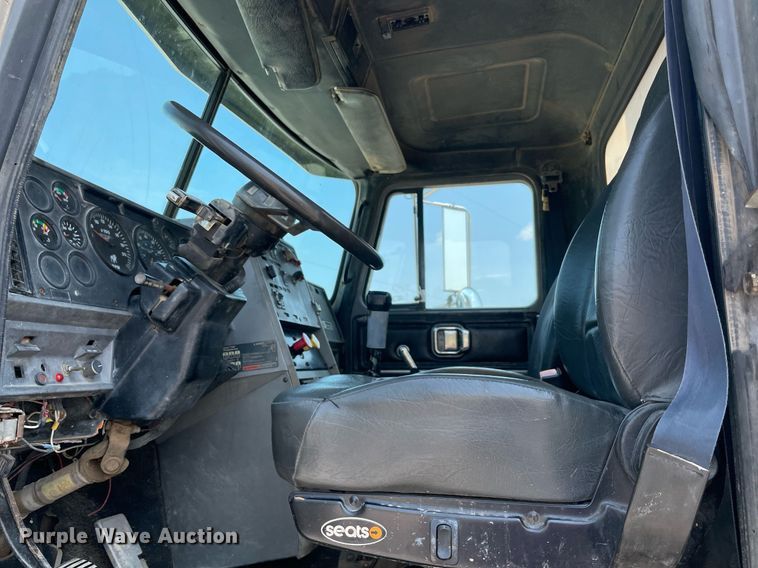 image for item NB9061 1993 Mack CH613  flatbed truck