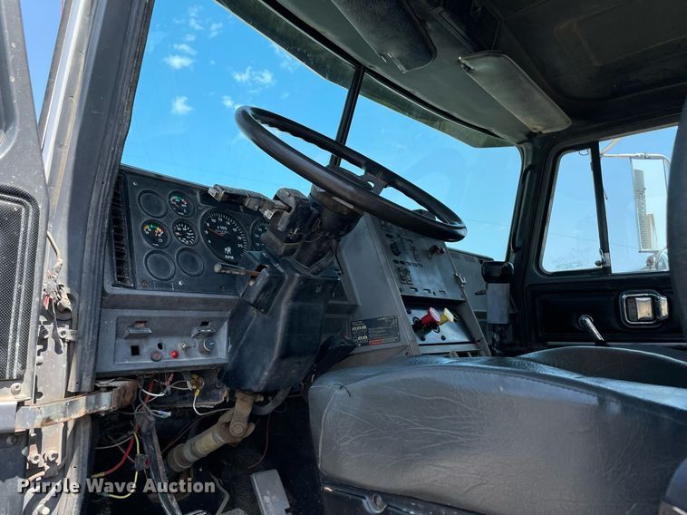 image for item NB9061 1993 Mack CH613  flatbed truck