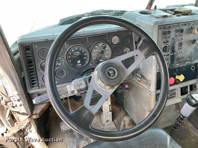 image for item NB9061 1993 Mack CH613  flatbed truck