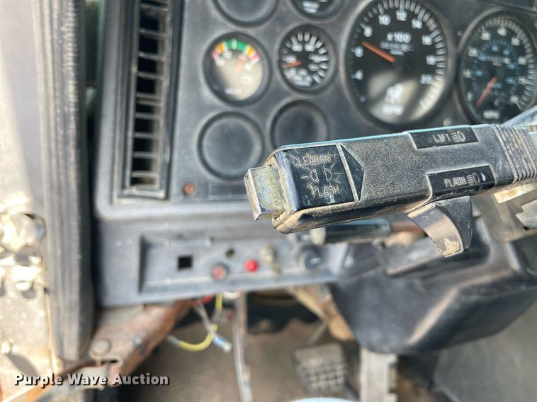 image for item NB9061 1993 Mack CH613  flatbed truck