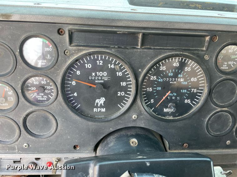 image for item NB9061 1993 Mack CH613  flatbed truck