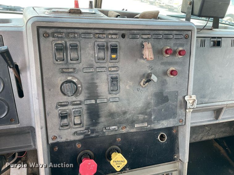 image for item NB9061 1993 Mack CH613  flatbed truck