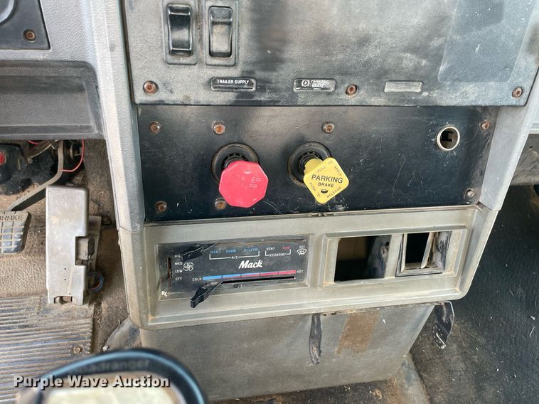 image for item NB9061 1993 Mack CH613  flatbed truck