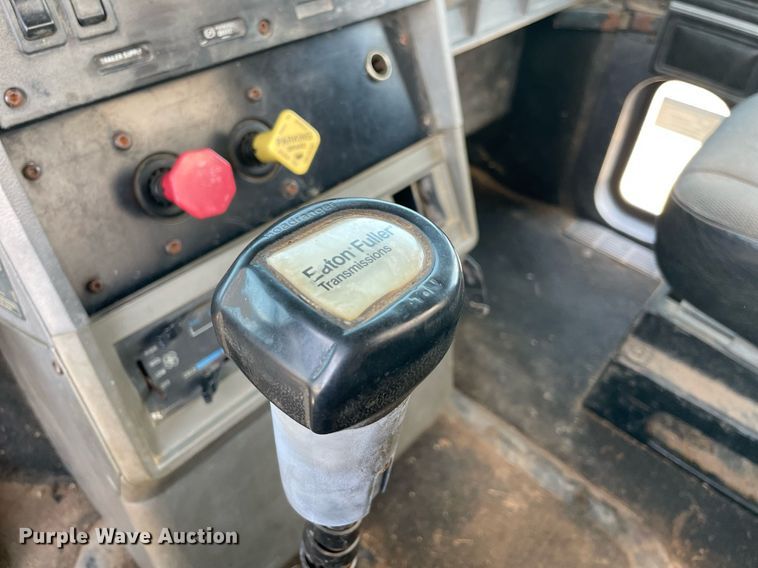 image for item NB9061 1993 Mack CH613  flatbed truck