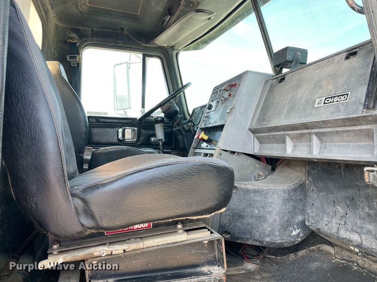 image for item NB9061 1993 Mack CH613  flatbed truck