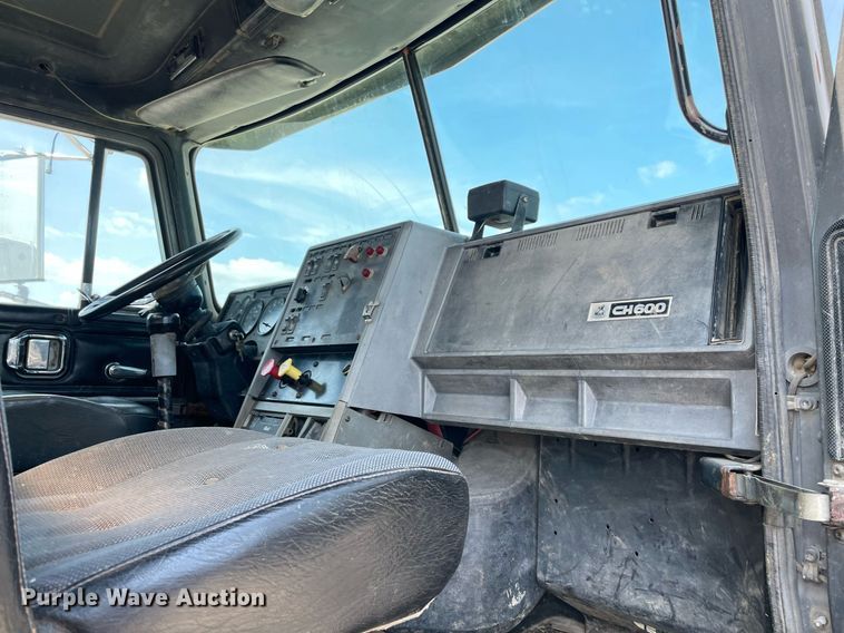 image for item NB9061 1993 Mack CH613  flatbed truck