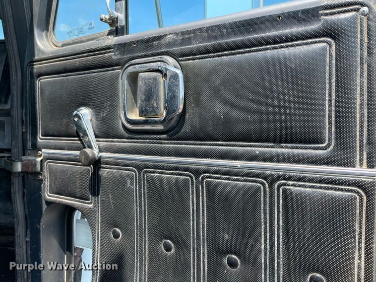 image for item NB9061 1993 Mack CH613  flatbed truck