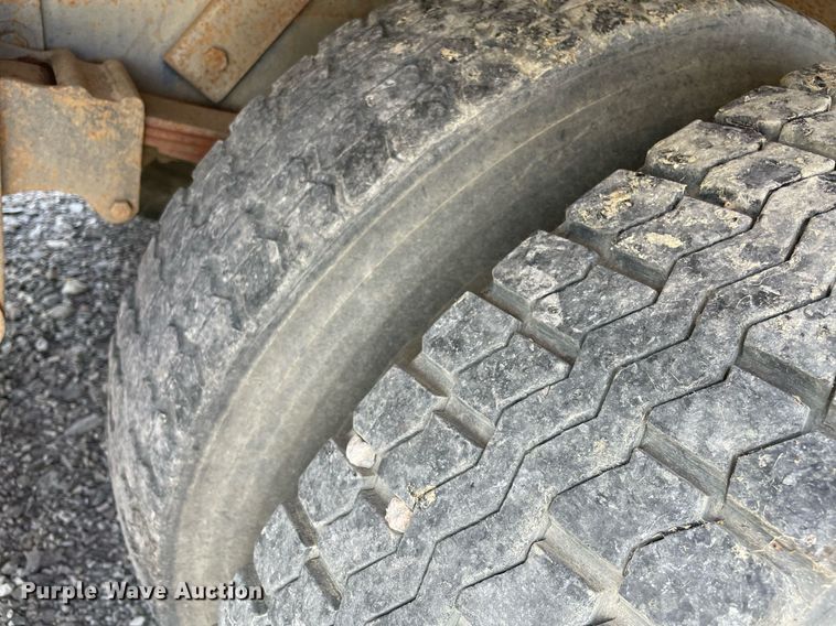 image for item NB9061 1993 Mack CH613  flatbed truck