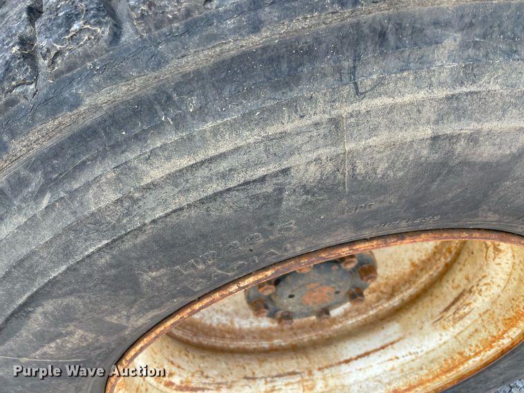 image for item NB9061 1993 Mack CH613  flatbed truck