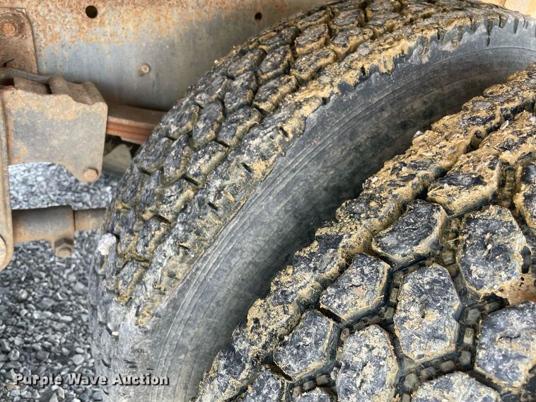 image for item NB9061 1993 Mack CH613  flatbed truck