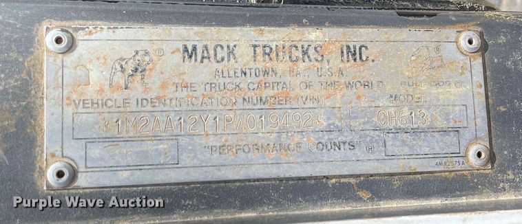 image for item NB9061 1993 Mack CH613  flatbed truck