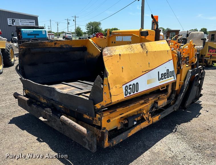 image for item NP9795 2002 LeeBoy L8500T  paver