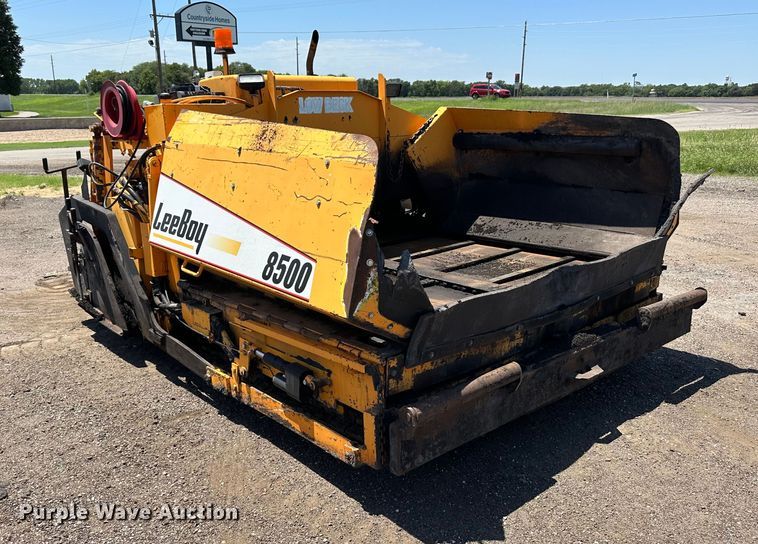 image for item NP9795 2002 LeeBoy L8500T  paver