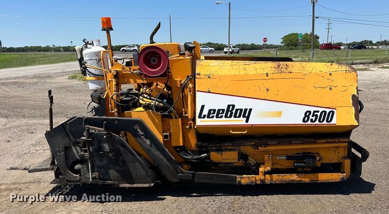 image for item NP9795 2002 LeeBoy L8500T  paver