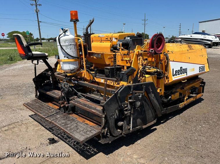 image for item NP9795 2002 LeeBoy L8500T  paver