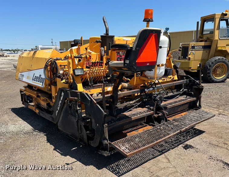 image for item NP9795 2002 LeeBoy L8500T  paver