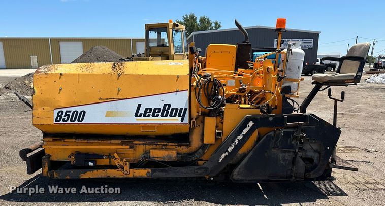 image for item NP9795 2002 LeeBoy L8500T  paver