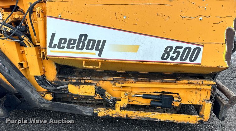 image for item NP9795 2002 LeeBoy L8500T  paver