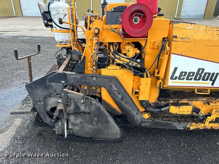 image for item NP9795 2002 LeeBoy L8500T  paver