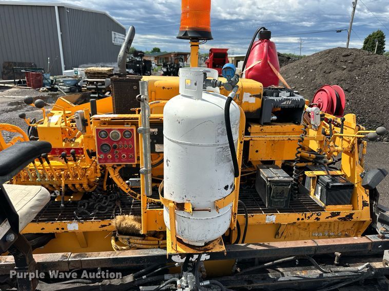 image for item NP9795 2002 LeeBoy L8500T  paver