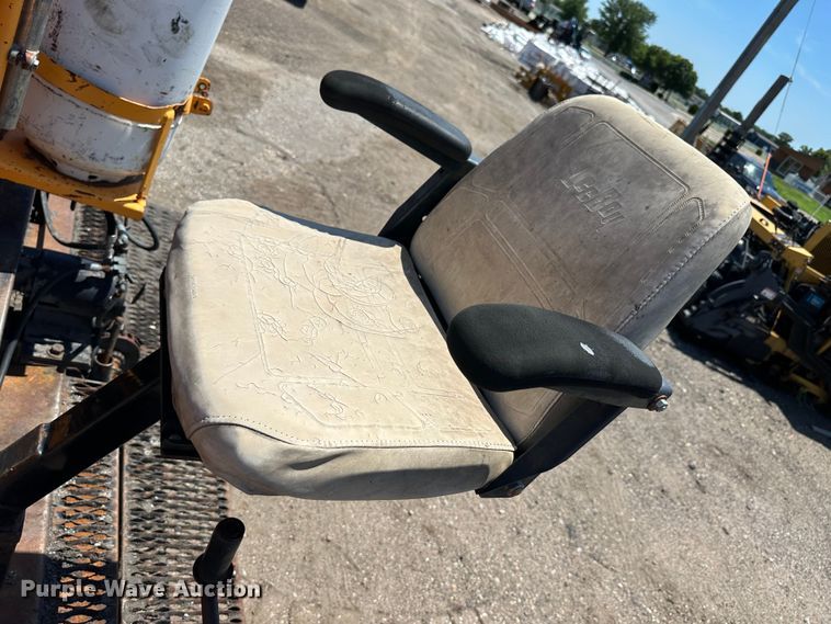 image for item NP9795 2002 LeeBoy L8500T  paver