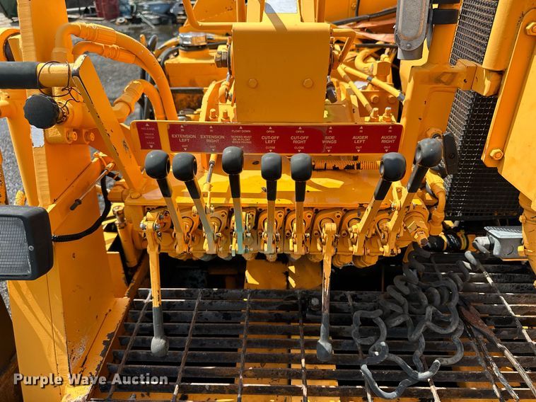 image for item NP9795 2002 LeeBoy L8500T  paver