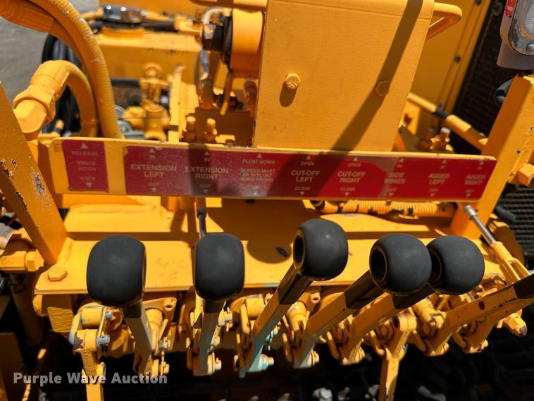 image for item NP9795 2002 LeeBoy L8500T  paver