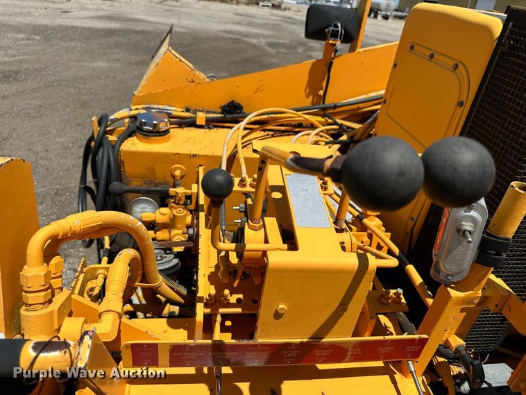 image for item NP9795 2002 LeeBoy L8500T  paver