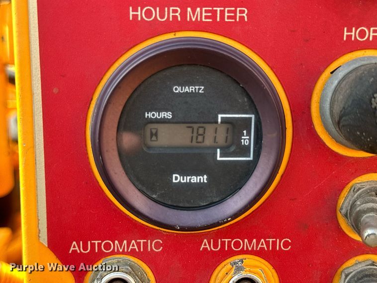 image for item NP9795 2002 LeeBoy L8500T  paver